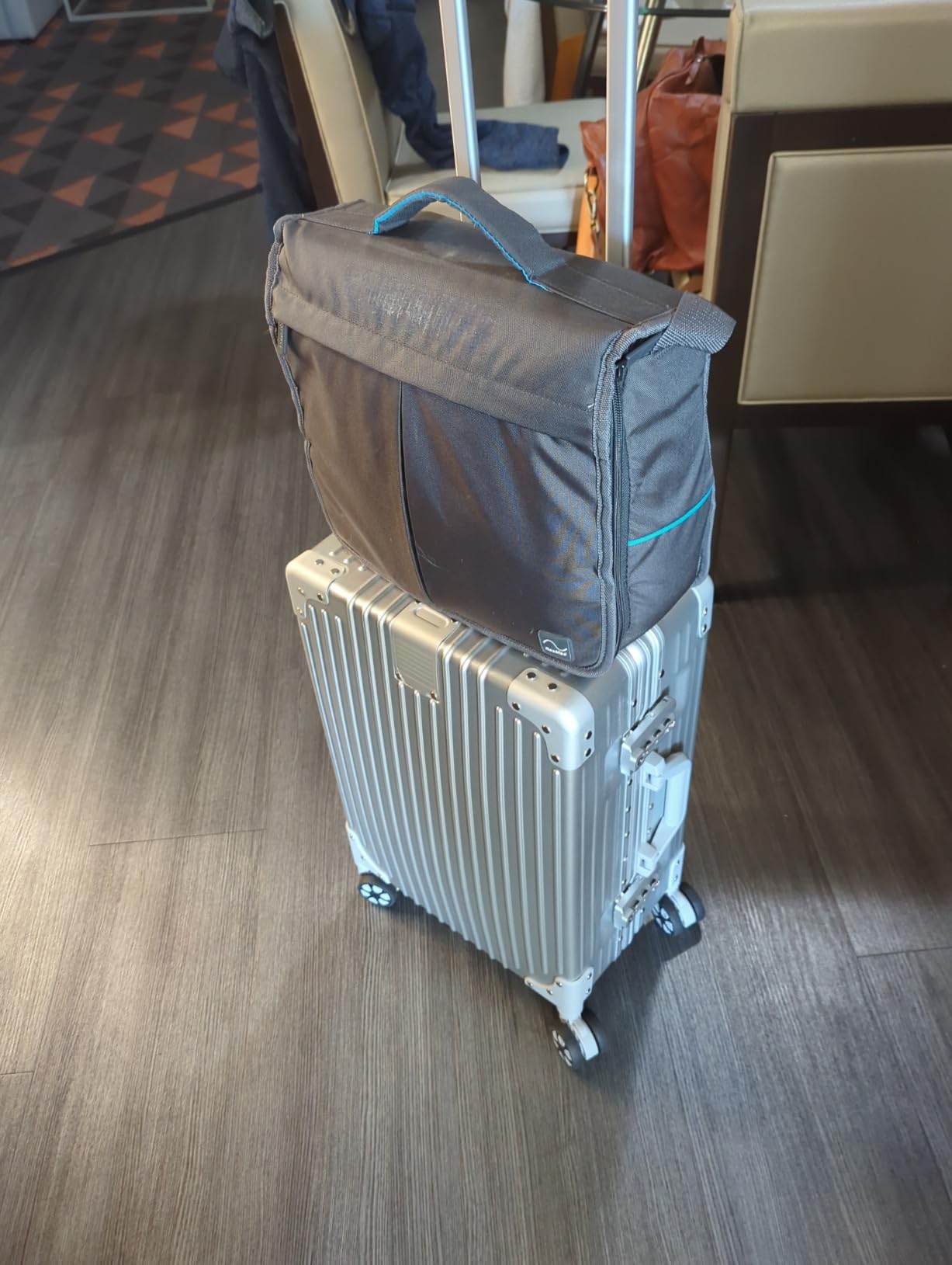 HotWay Zipperless Suitcase with Aluminum Frame, Carry On 20 Inch, Silver customer photo 1