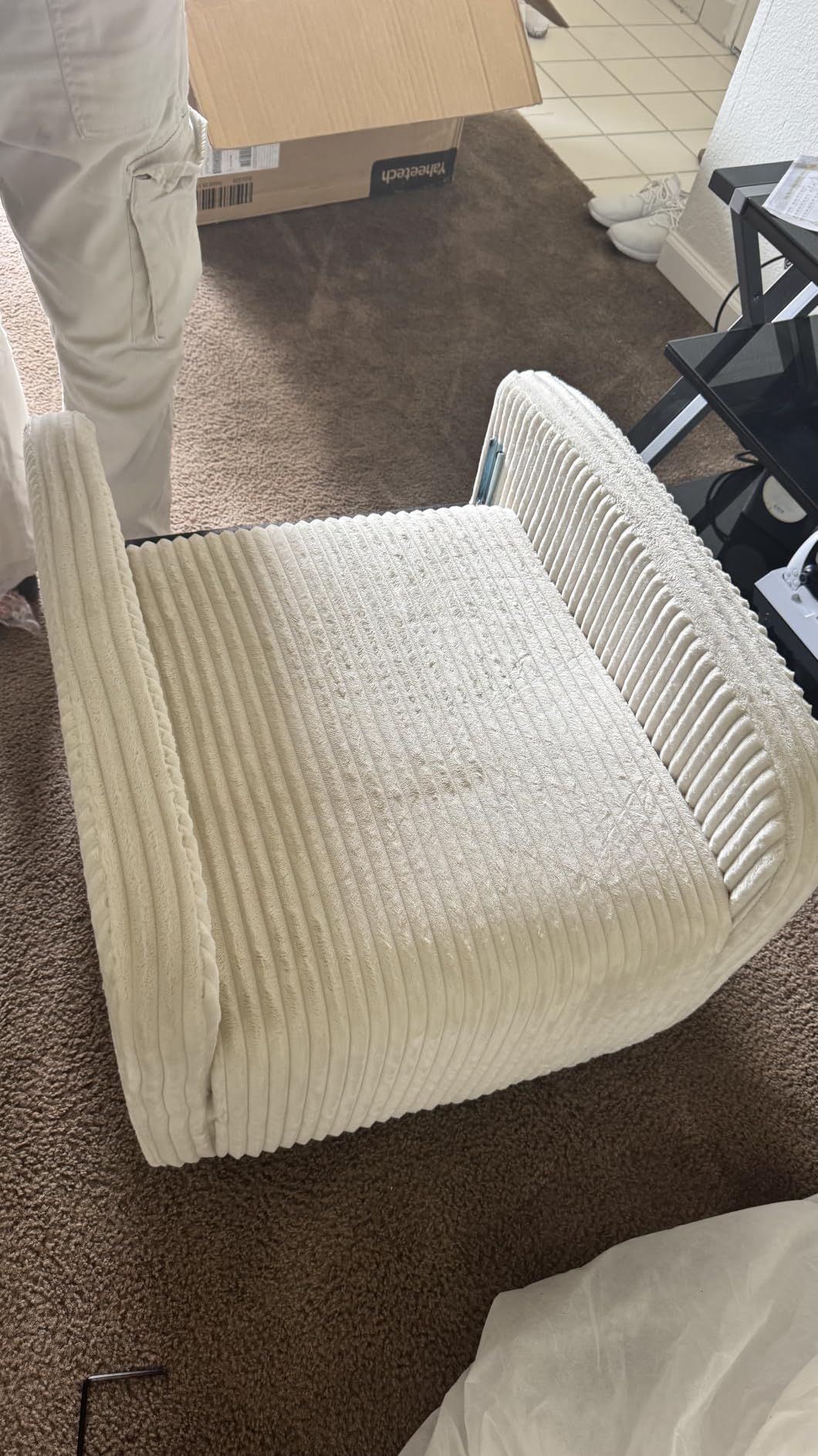 Yaheetech 360° Swivel Nursing Chair with Side Pockets, Beige customer photo 1