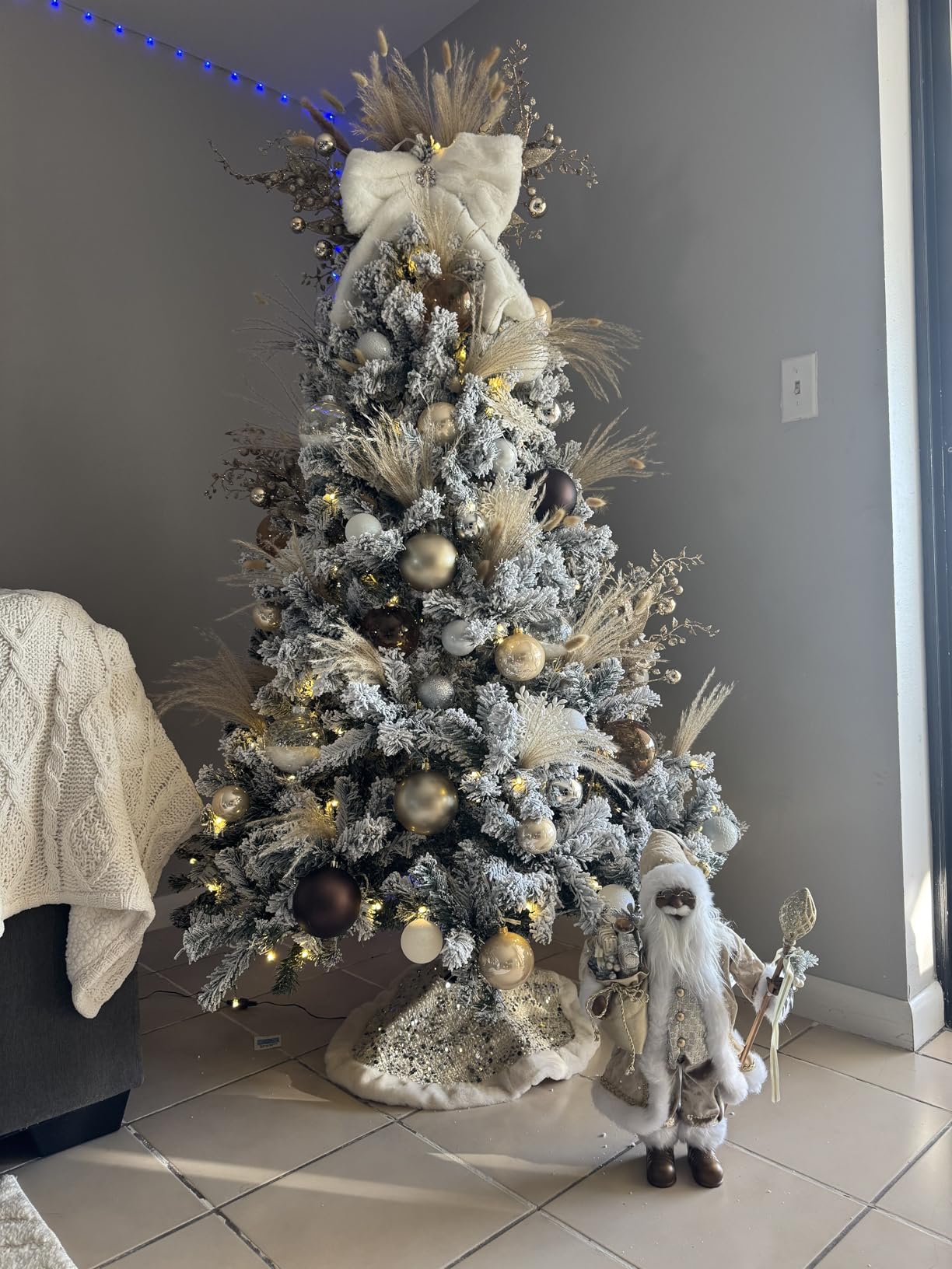 YITAHOME Prelit Snow Flocked Artificial Full Christmas Tree 6ft with Remote Control, Christmas Pine Tree with 11 Light-Modes, 1000 Branch Tips, Foldable Base for Home, Party Decoration customer photo 1
