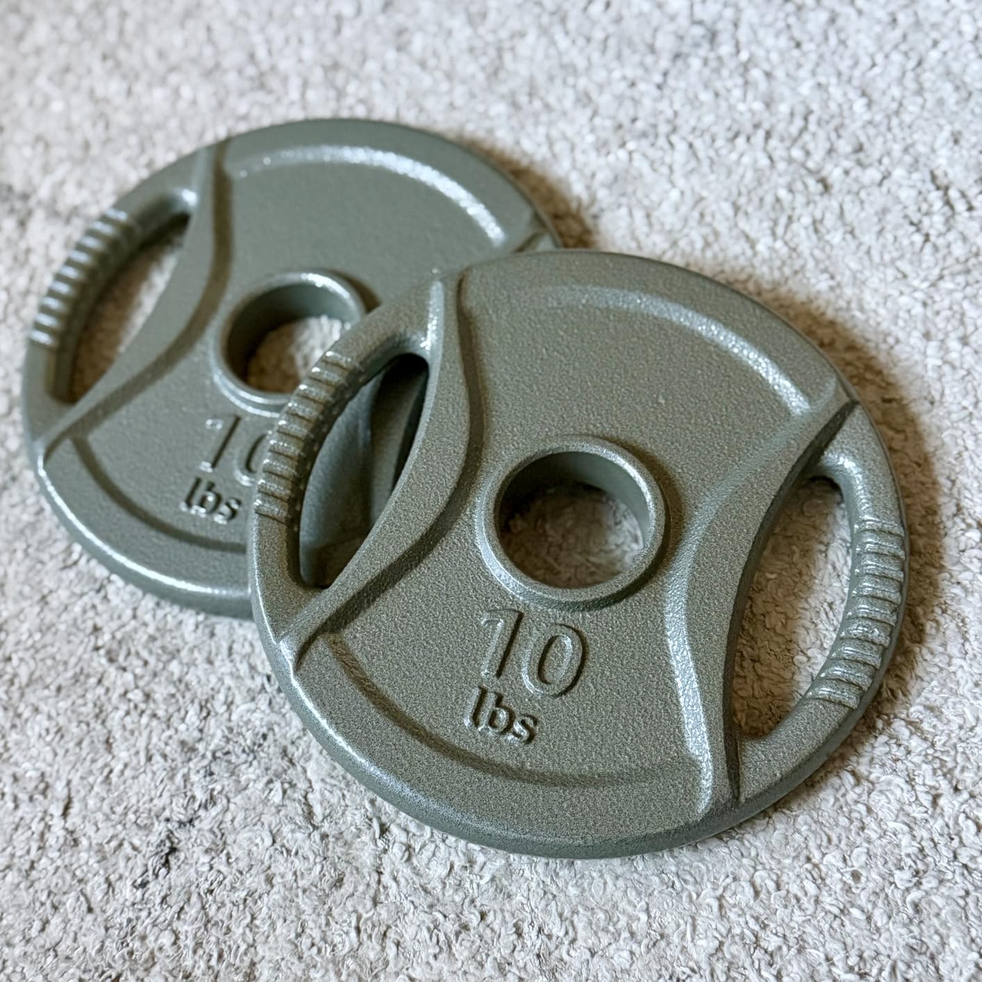 Amazon Basics 2-Inch Olympic Grip Weight Plates, Cast Iron, for Powerlifting, CrossFit & Strength Training customer photo 2