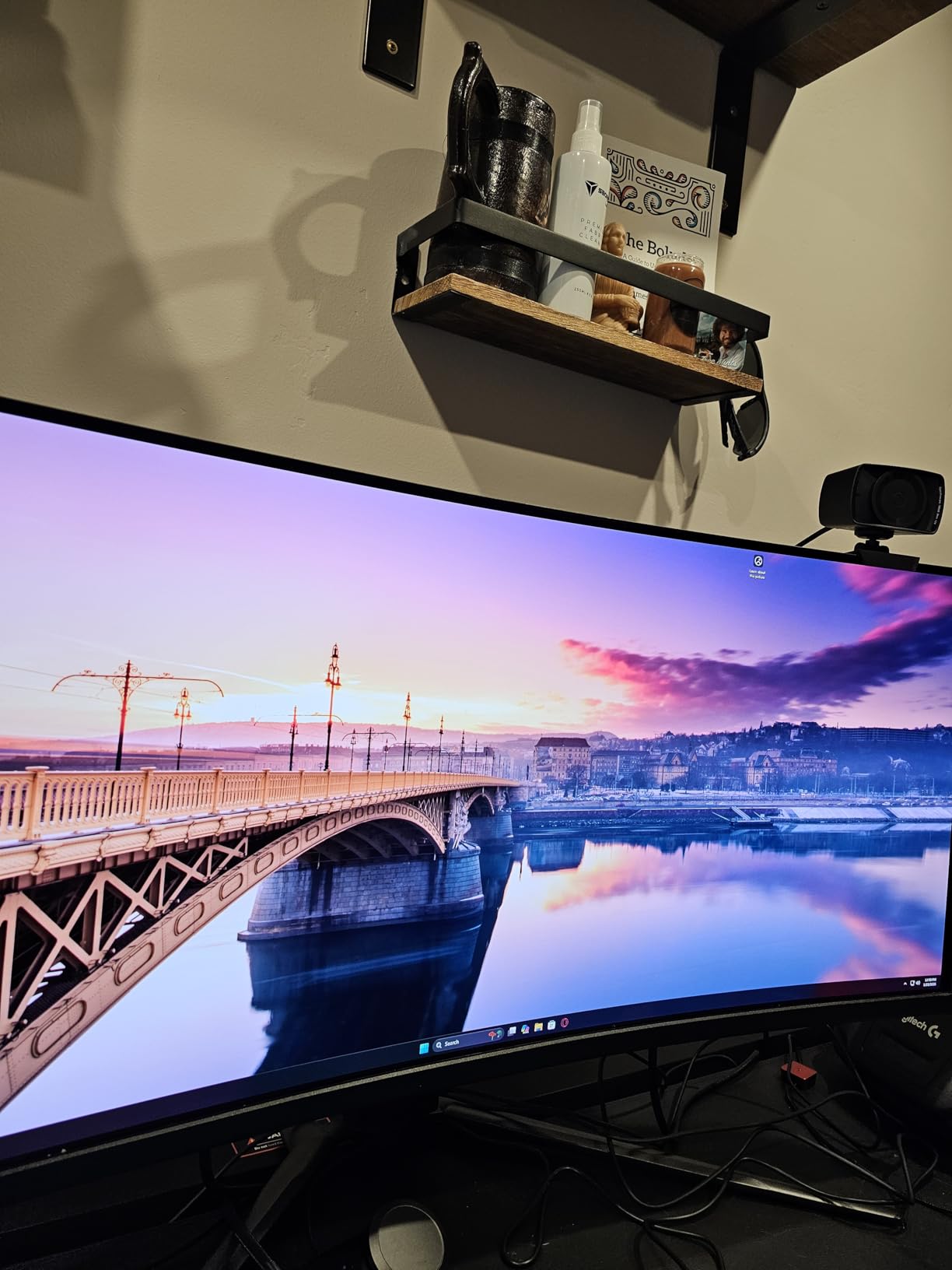 msi MPG 321CURX QD-OLED, 32-Inch, 4K UHD, 3840x2160,1700R,OLED Monitor, 240Hz, 0.03ms, DisplayHDR True Black 400, G-SYNC Compatible, HDMI 2.1, DP 1.4a, USB C (98W PD),Height Adjustable, Black customer photo 2