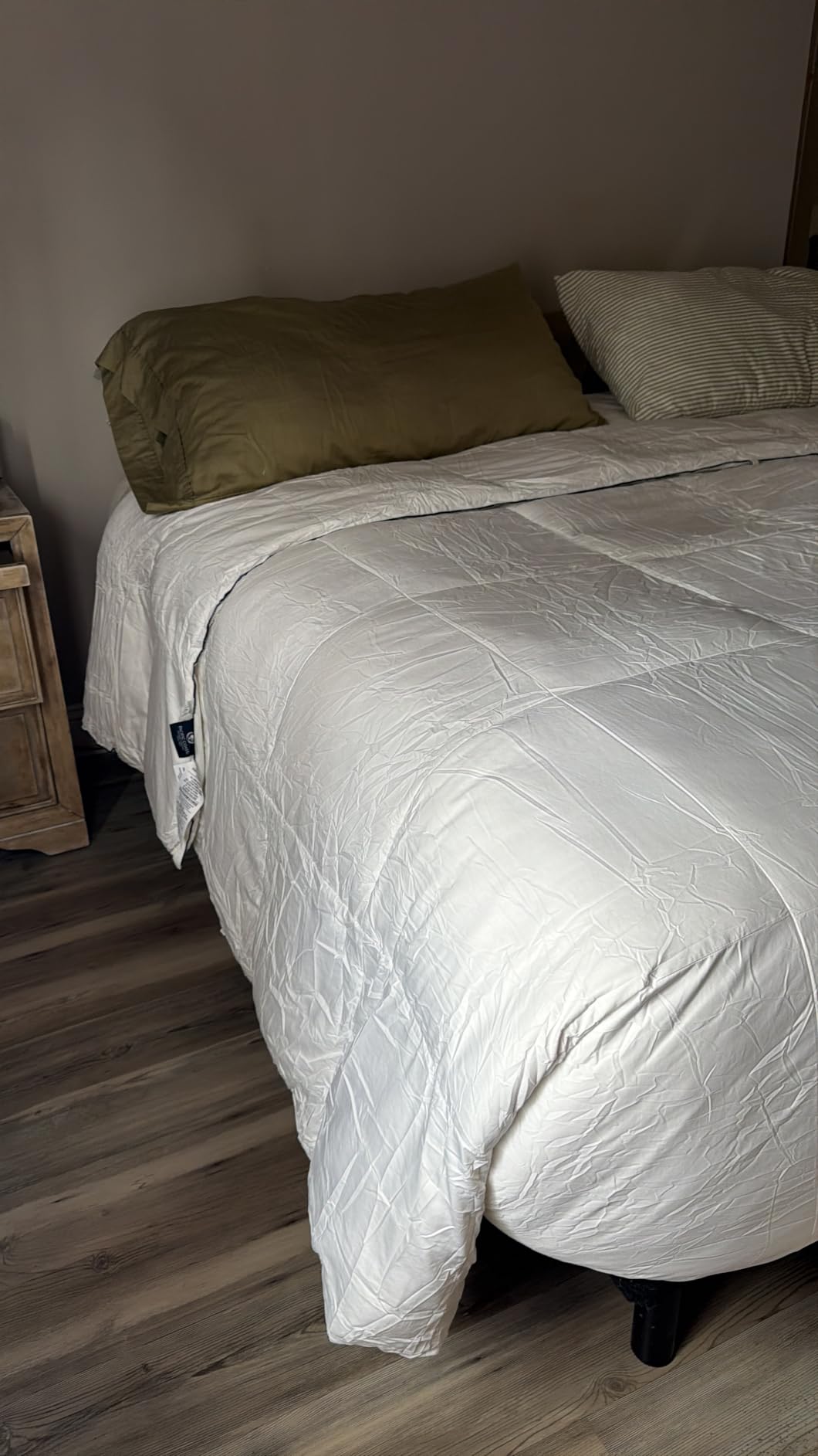 Pacific Coast Goose Feather Down Fiber Comforters Queen Size, Extra Fluffy White Duvet Insert, Ultra-Soft, Breathable, All Season Hotel Luxury Bedding Comforters, 8 Corner & Center Loops (90