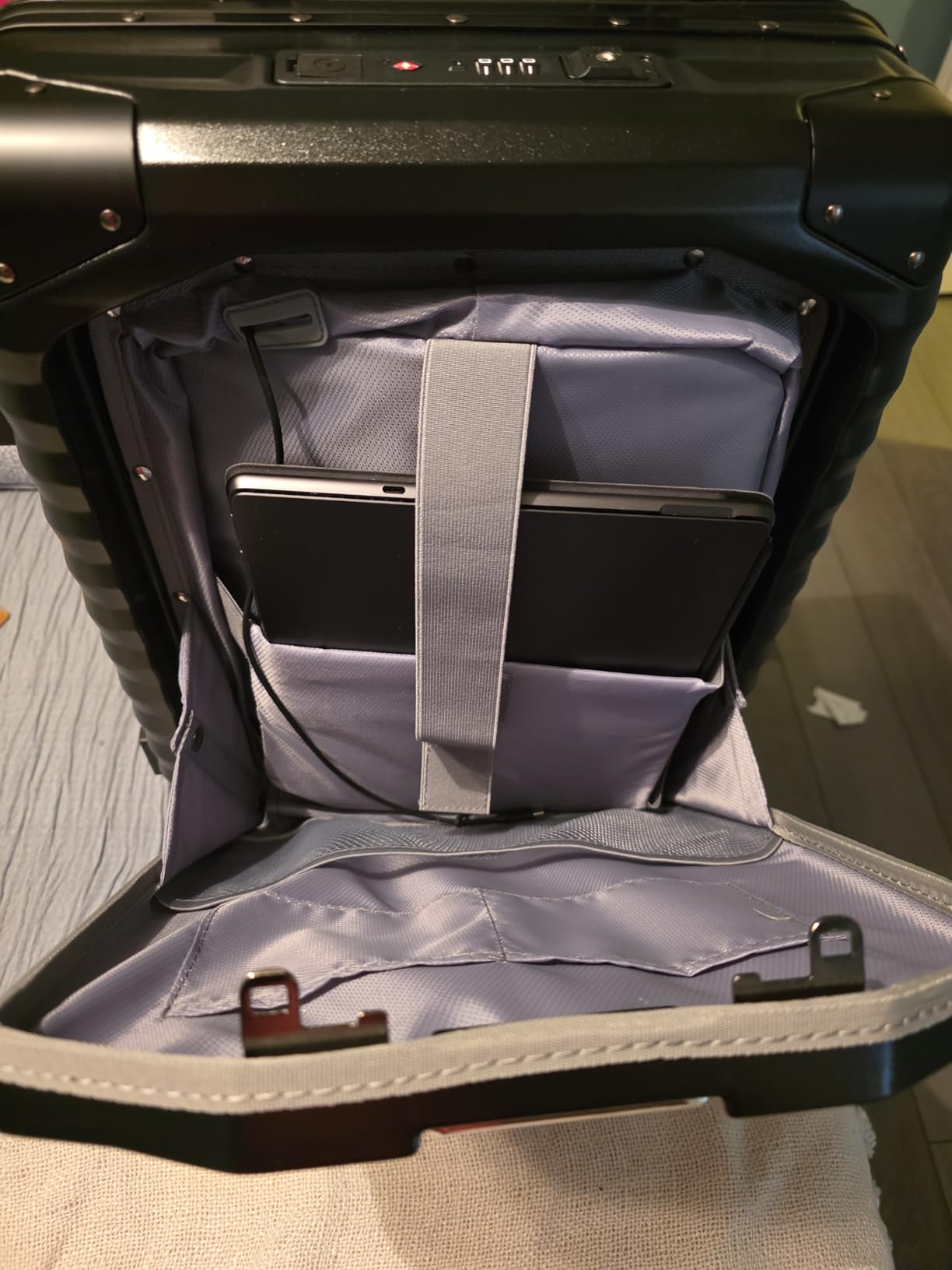 Joyway 20 Inch Carry on Luggage with Aluminium Frame and Front Pocket, PC Hardshell Suitcase with USB Port and Cup Holder, 21.5x14.2x9 Airline Approved, Luggage with Spinner Wheels and TSA Lock (Grey) customer photo 2