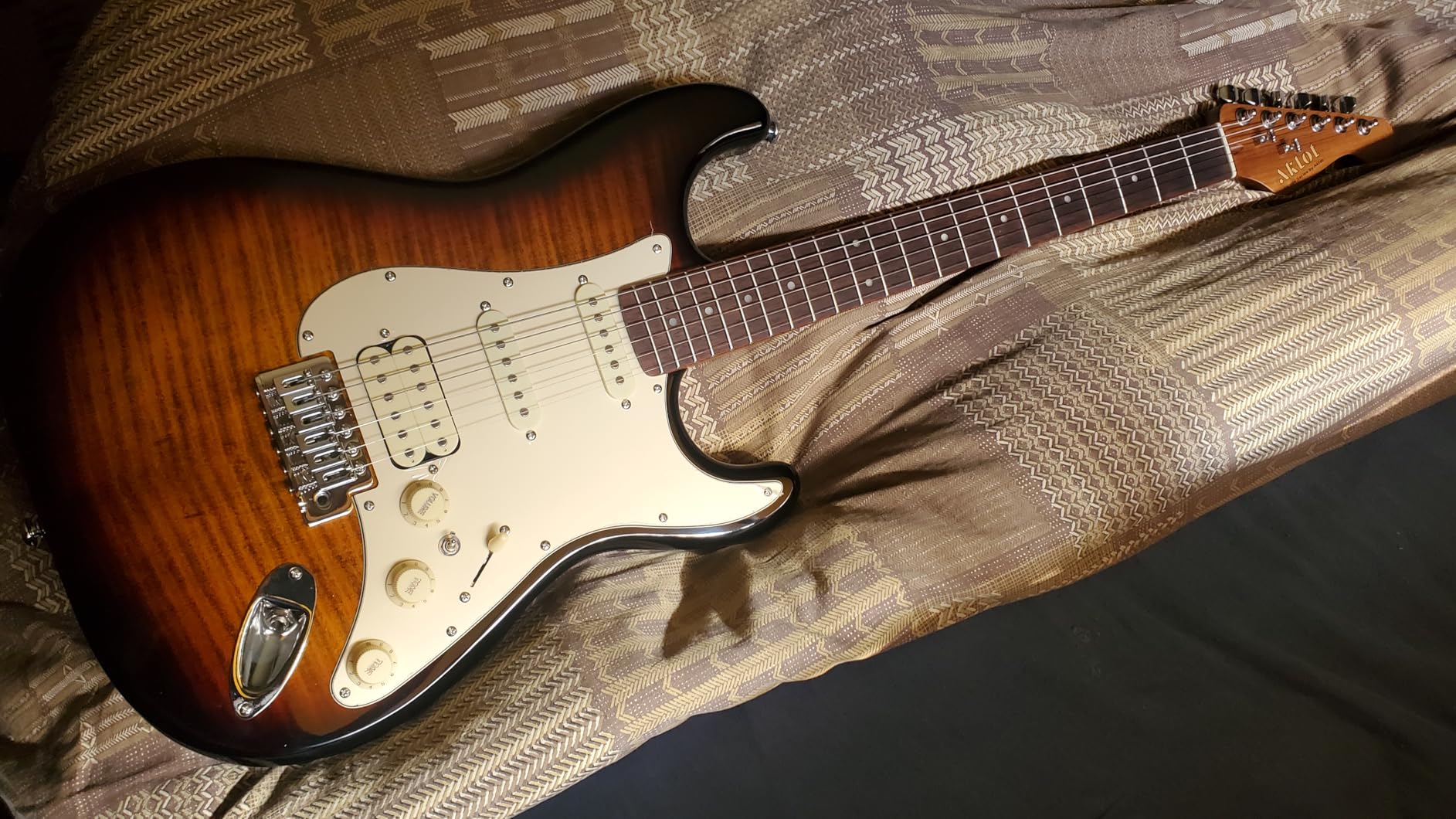 AKLOT Beginner Electric Guitar Kit: 10W Amp, Coil-Split HSS Pickups, Lesson Book, Roasted Maple Neck, Gig Bag, Tuner, Strap, Picks, Stryde Violet Venom customer photo 2