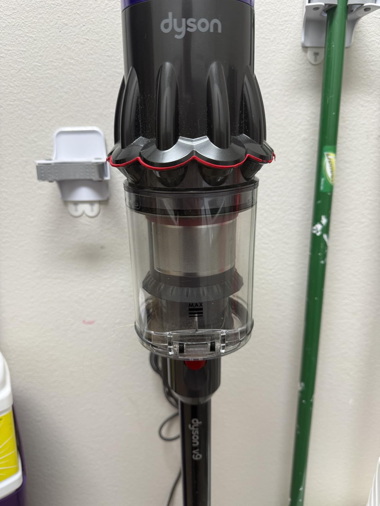 Dyson V9 Motorbar Cordless Vacuum, Cleans Hard Floors and Carpets, Detangles, Converts to Handheld, 100AW, 3 Power Modes, Up to 40 Minutes¹ customer photo 1