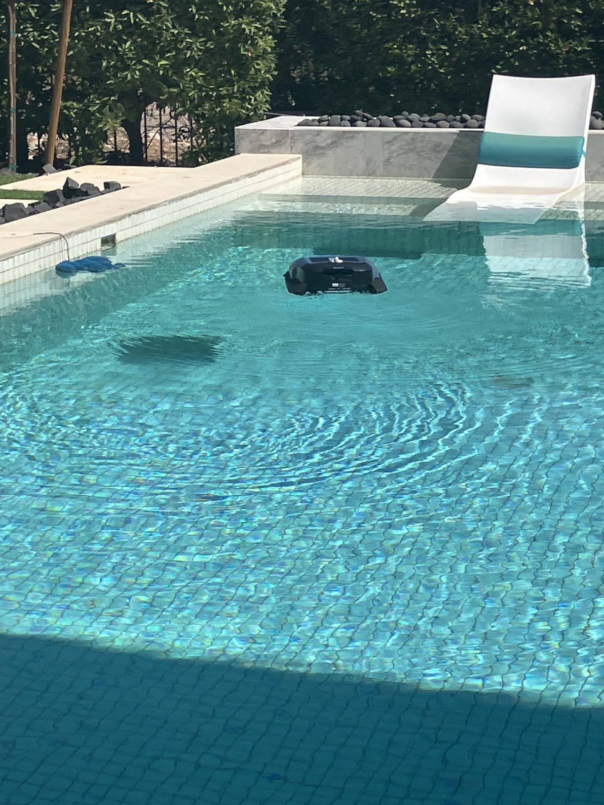Betta Flex Solar-Powered Robotic Pool Skimmer – Cordless with Dual Cleaning Modes, Soft-Touch Pool Protection. Compatible with Infinity Edge, In-Ground & Above-Ground Pools (Blue) customer photo 1