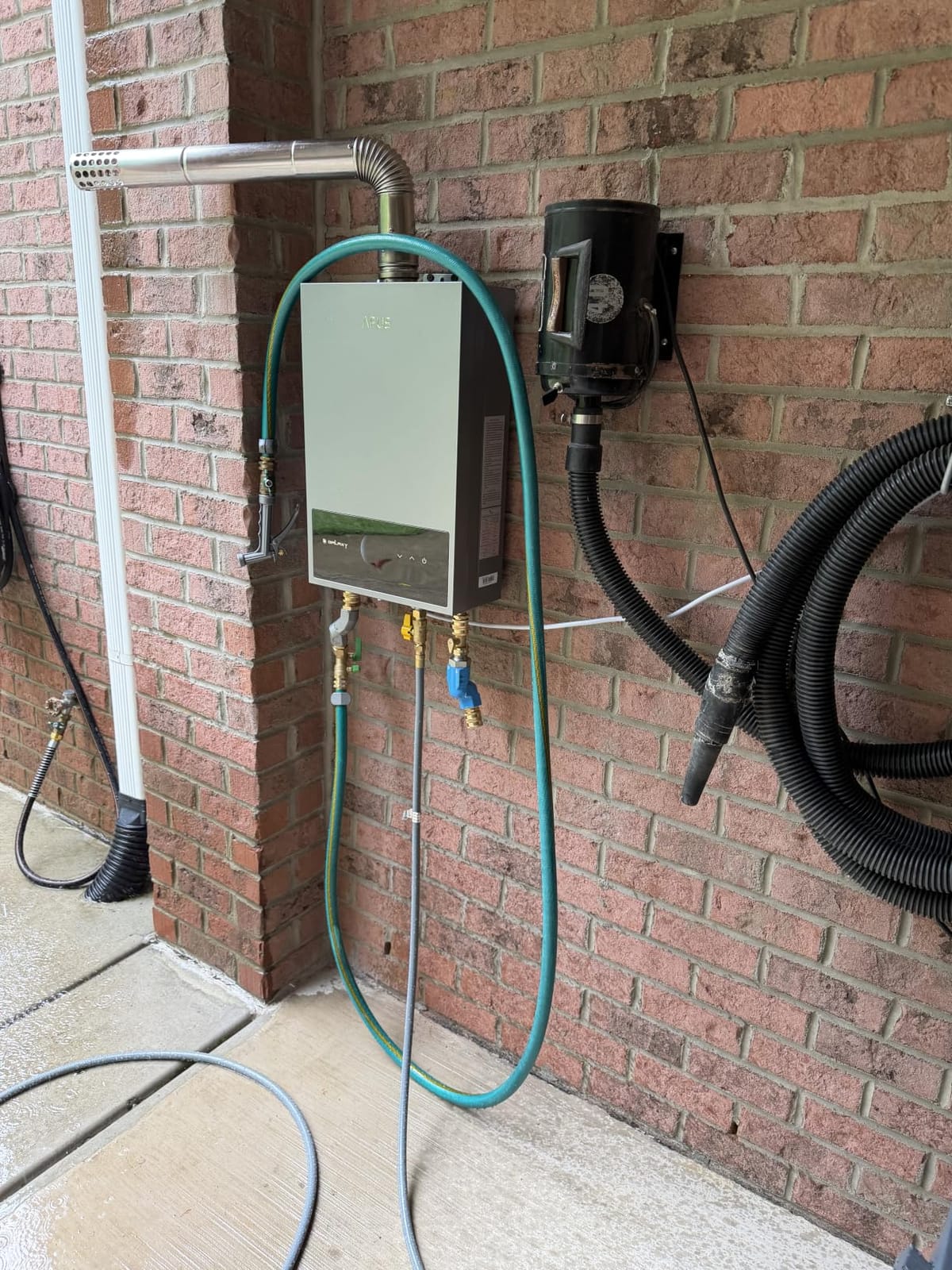 APUS Tankless Water Heater Natural Gas, Up to 4.42 GPM, Indoor Tankless Water Heater, 95,000 BTU on Demand Instant Hot Water Heaters with Smart Digital Display,Space Gray customer photo 1