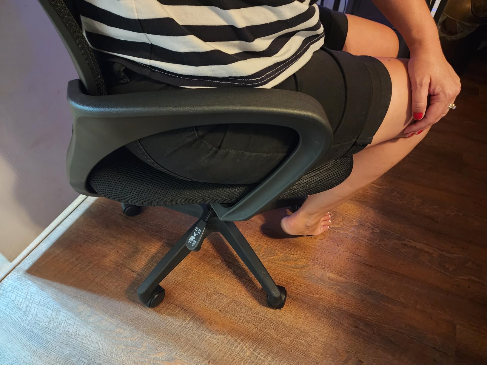 BestOffice Ergonomic Office Chair | Mid-Back Swivel Desk Chair | Dark Black customer photo 1