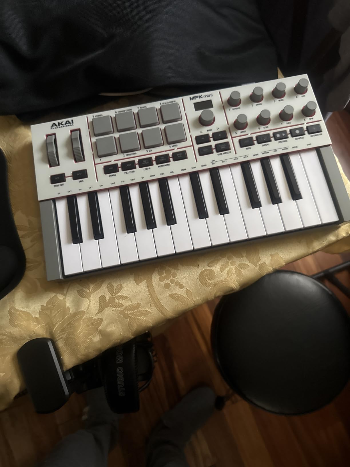 Akai Professional MPK Mini IV 25-Key USB-C MIDI Keyboard Controller, Black customer photo 1
