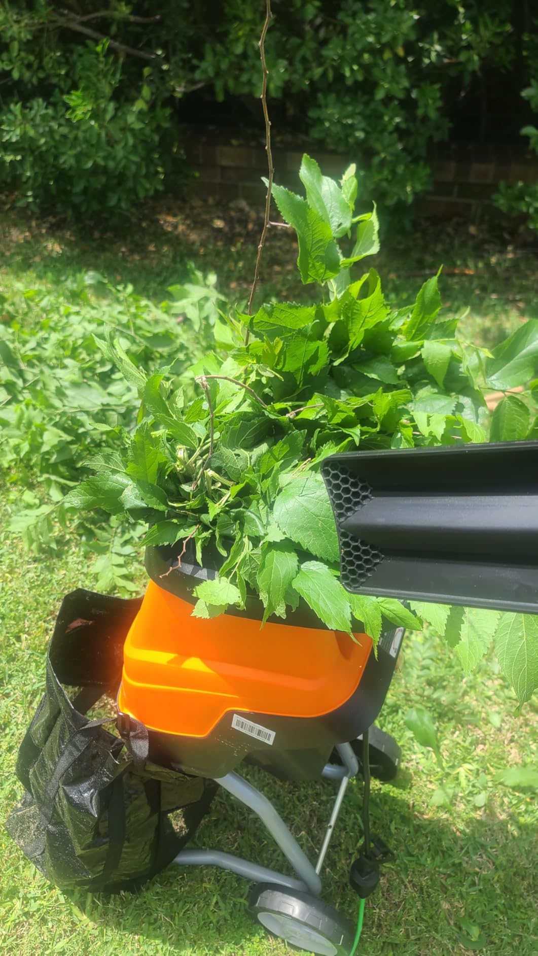 AIVOLT Electric Wood Chipper, 15-Amp Chipper Shredder customer photo 1