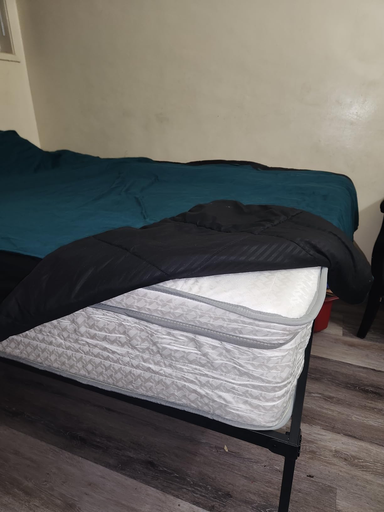 Novilla 12 Inch Queen Size Mattress, Hypoallergenic & Back Pain Relief, Hybrid Queen Mattresses in a Box with Smarts Coils, Fiberglass Free CertiPUR-US Certified Colchones No Box Spring Needed customer photo 2