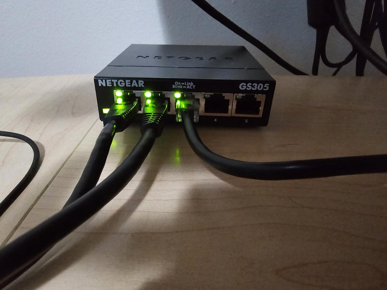 NETGEAR 8-Port Gigabit Ethernet Unmanaged Network Switch (GS308) customer photo 1