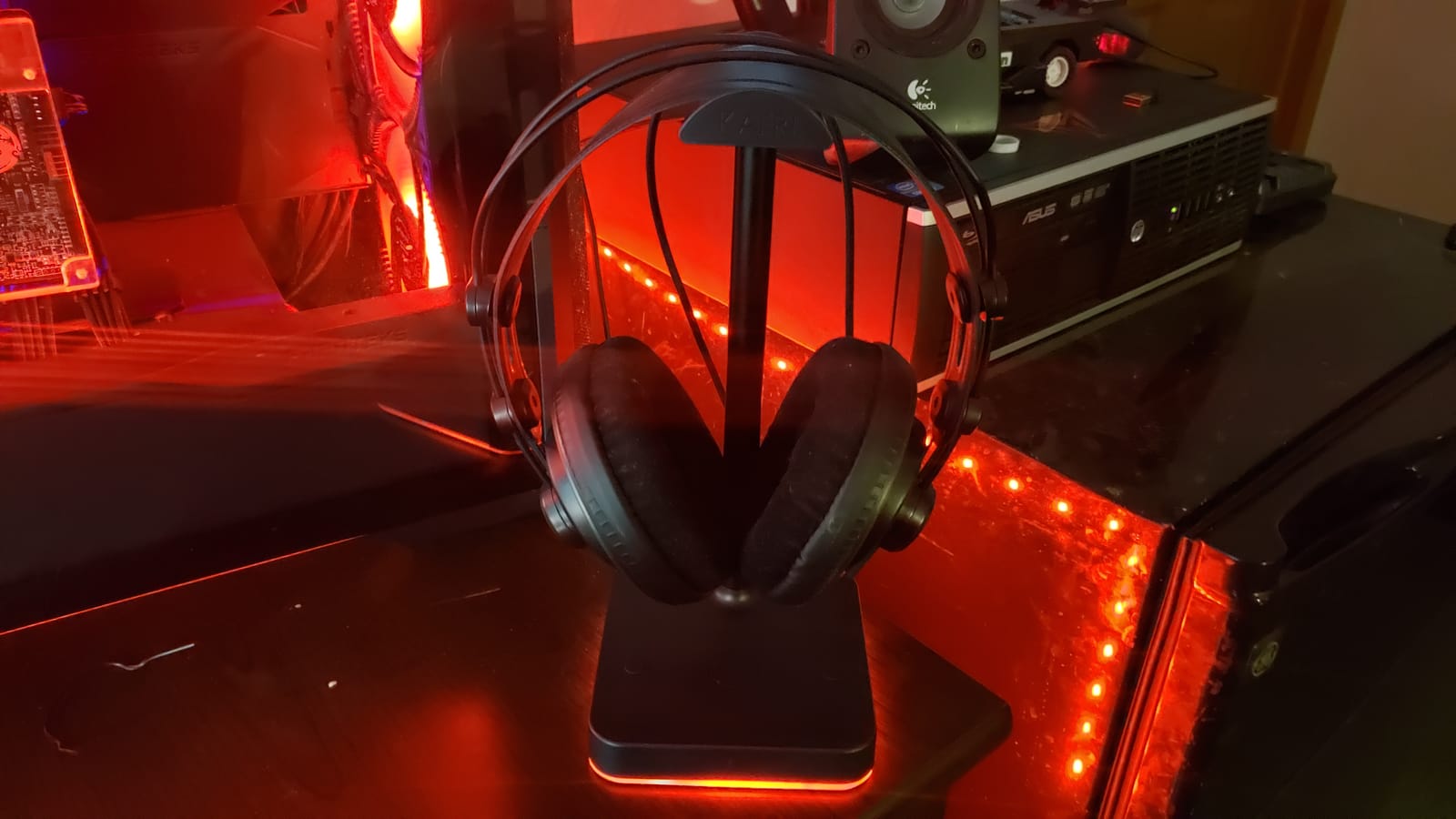 KAFRI RGB Headphone Stand with Wireless Charger Desk Gaming Headset Holder Hanger Rack with 10W/7.5W Fast Charge QI Wireless Charging Pad - Suitable for Gamer Desktop Table Game Earphone Accessories customer photo 2