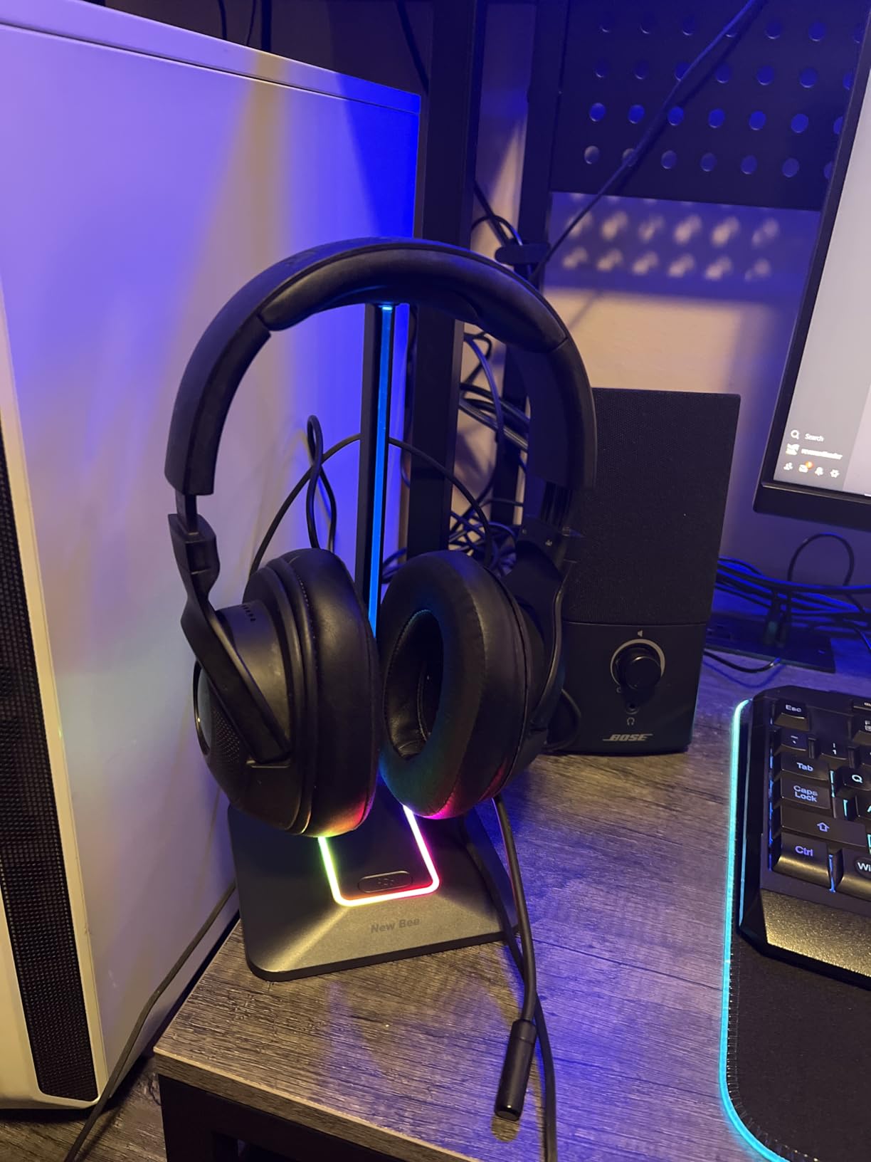 New Bee Headphone Stand with RGB Lighting, Sturdy Aluminum Gaming Headset Holder with USB-C & USB Charging Ports, Stable Desktop Earphone Stand for All Headphones Size, Black customer photo 1