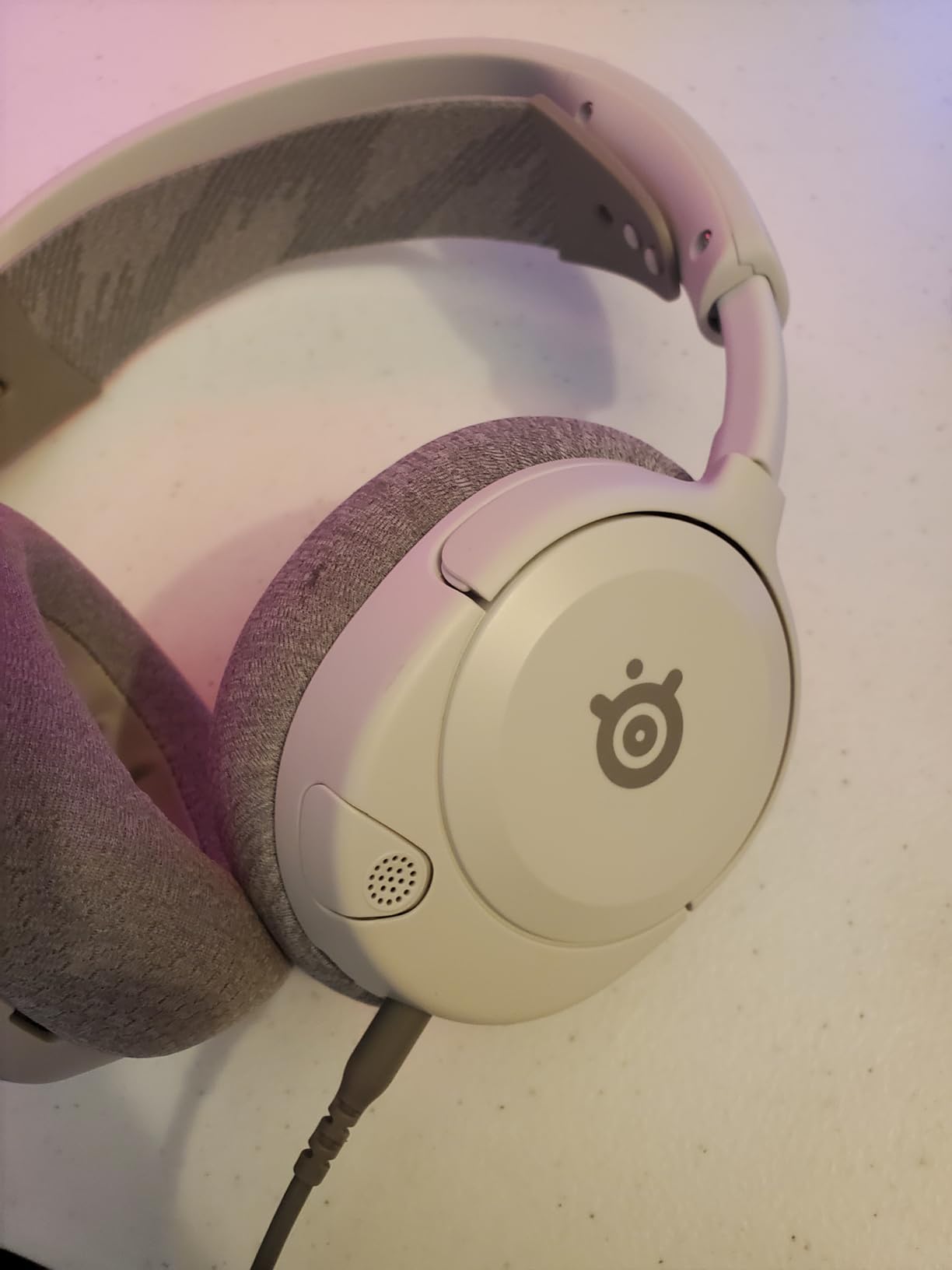 SteelSeries Arctis Nova 1P Multi-System Gaming Headset — Hi-Fi Drivers — 360° Spatial Audio — Comfort Design — Durable — Lightweight — Noise-Cancelling Mic — PS5/PS4, PC, Xbox, Switch - White customer photo 2