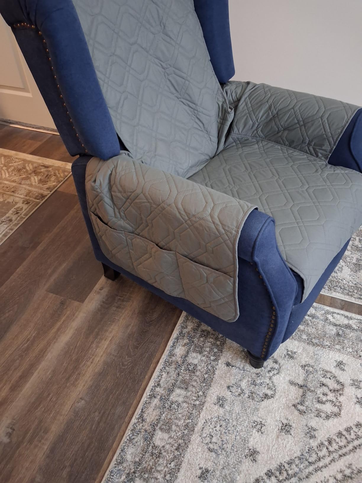VANSOFY 100% Waterproof Recliner Chair Covers, Recliner Cover Non-Slip Dog Chair Cover Furniture Protector Washable Slipcover with Pocket, Elastic Straps for Pets, Dogs(Dark Blue, 23.6