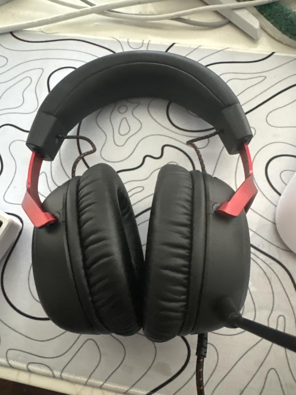 HyperX Cloud III – Wired Gaming Headset, PC, PS5, Xbox Series X|S, Angled 53mm Drivers, Spatial Audio, Memory Foam, Durable Frame, Ultra-Clear 10mm Mic, USB-C, USB-A, 3.5mm – Black/Red customer photo 1