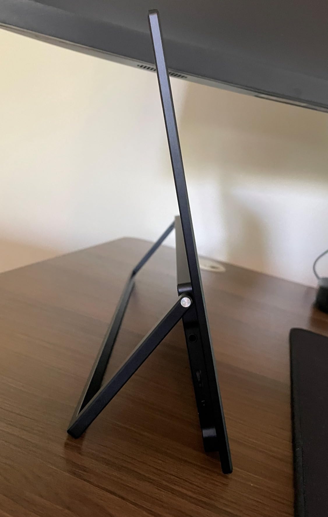 Upperizon Portable Monitor 16 inch 2K QHD 2560X1600 145% sRGB, 144Hz USB-C, 120Hz HDMI, Travel Monitor for Laptop MacBook PC Surface PS5 Xbox, External Display with Kickstand & Speaker VESA Compatible customer photo 1