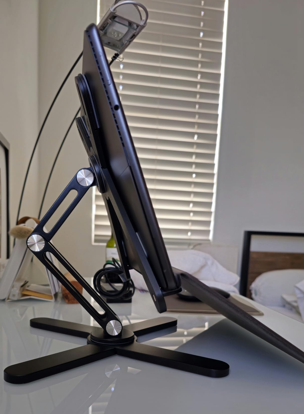 OMOTON LA10 360° Rotating Laptop Stand Riser Foldable for Desk, Silver customer photo 2